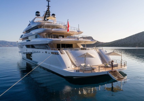 Explore The Crystal Waters: The Benefits Of A Yacht Charter Vs. Traditional Boat Tours